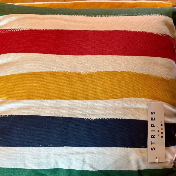 HBC STRIPES 20 x 20 " two-sided outdoor/indoor pillow. NEW with tag. - Picture 3 of 5